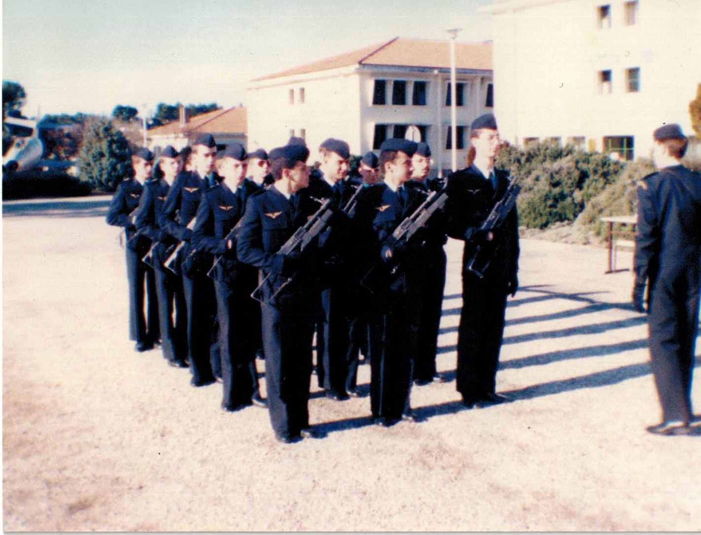 Ecole militaire formation des Sous Officiers Nimes 1984 (Je suis à droite derrière le plus grand homme de base)